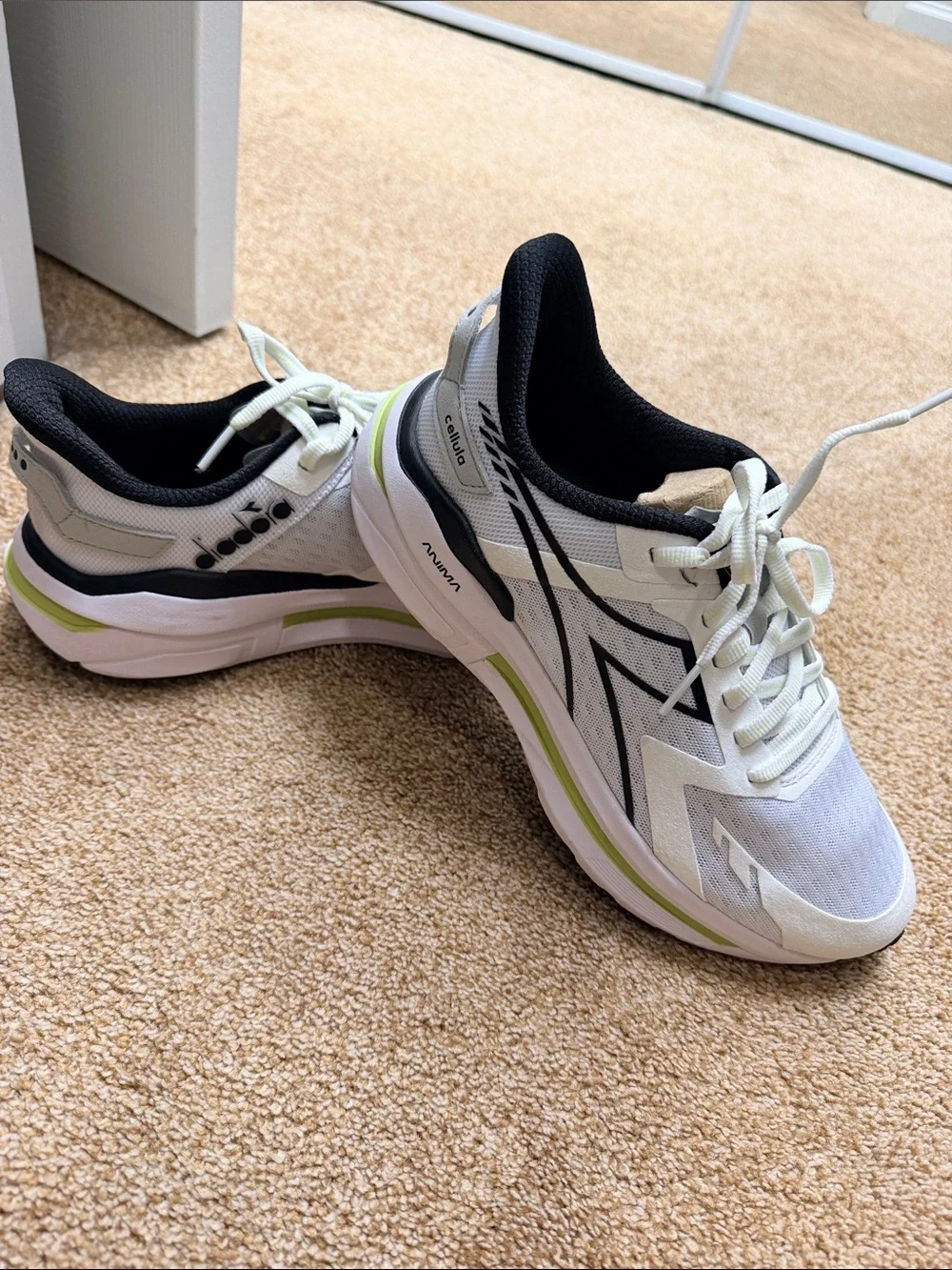 DiaDora Cellula women’s White with Light Green & Black Running Shoe size 9.5